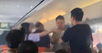 又是行動電源釀禍！上海航空班機突冒濃煙 乘客礦泉水接力撲救