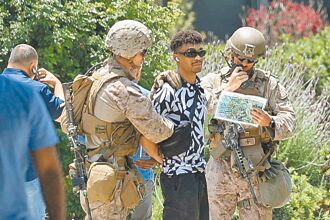 首度动手 陆战队拘留误闯洛城禁区民眾