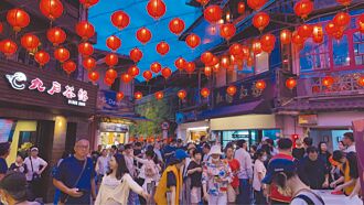 九份紅燈籠 蜿蜒燈火映心願