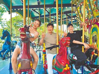 胡瓜帶玩樂園忙簽名 小禎胡釋安晾一旁