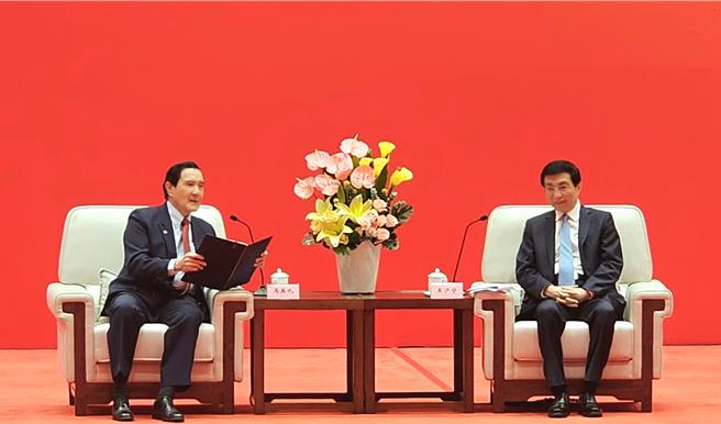 2025第十七屆海峽論壇15日上午舉辦開幕式，前總統馬英九（左）與大陸全國政協主席王滬寧（右）先行會見。（吳泓勳攝）