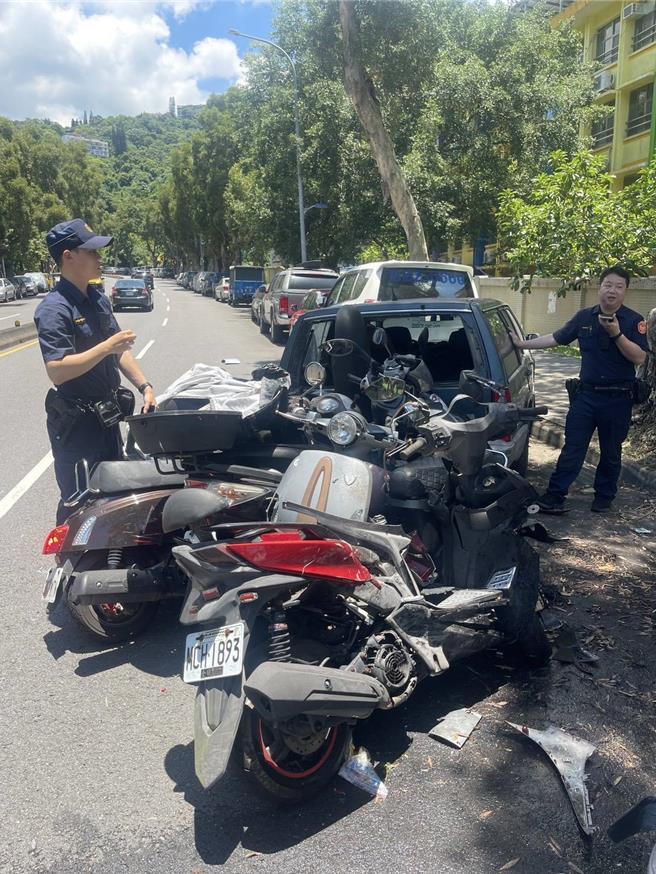 汽車爆衝撞擊路邊汽機車。（民眾提供）