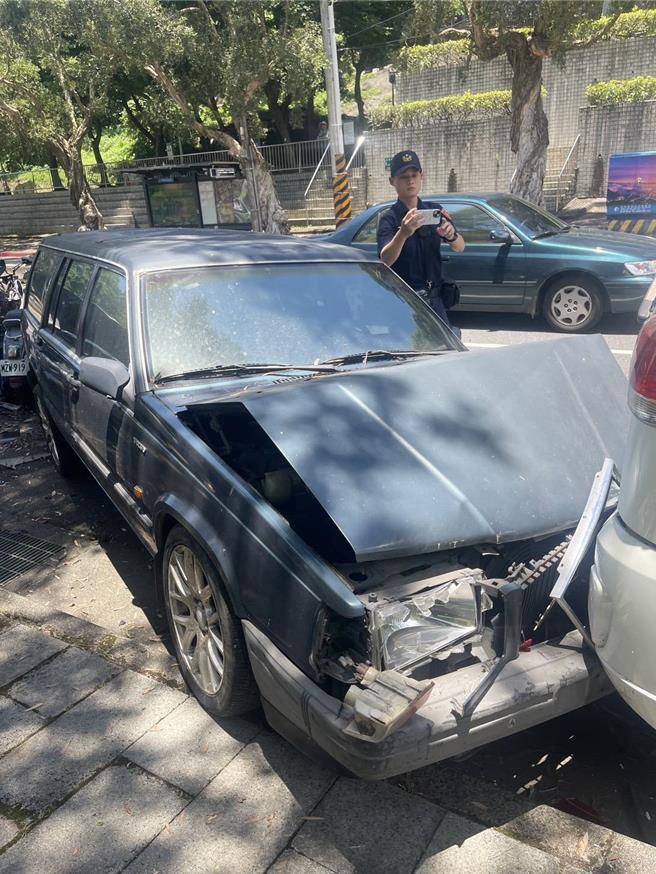 汽車駕駛因不明原因發生爆衝。（民眾提供）