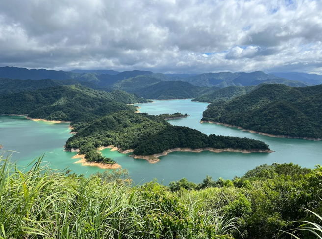 新北石碇「千島湖」在Google上擁有4.3顆星好評，遊客大讚景色優美、空氣清新，讓人放鬆心情。（翻攝Google Maps）