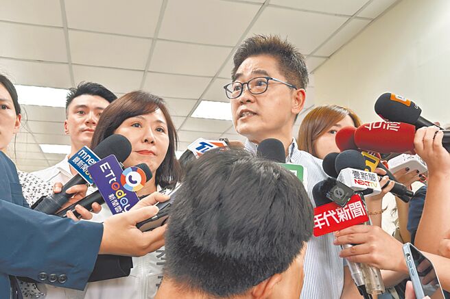 国民党秘书长黄健庭（右）表示，13日已回覆总统府，希望朱立伦入府前，幕僚能够先进行「会前会」。图为黄健庭14日参加同党立委李彦秀（左）的问政说明会。（丁上程摄）