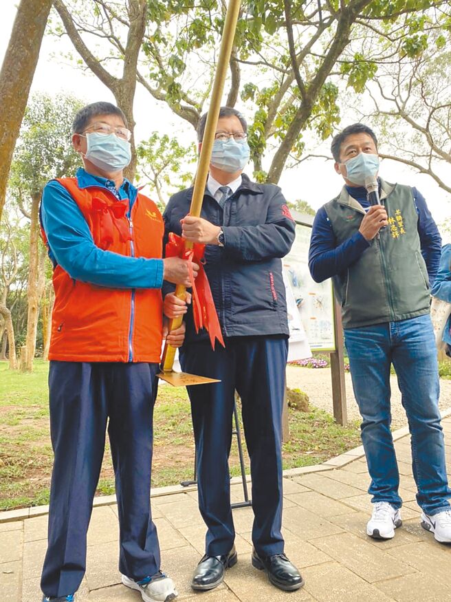 羊稠鋤頭王徐連明（左）投入志工行列26年，年年參與步道修整與環境維護，不論風雨從不缺席，因長年揮鋤整修步道，榮獲「鋤頭王」稱號，成為甲蟲季背後最堅實的守護者。（徐連明提供／姜霏桃園傳真）