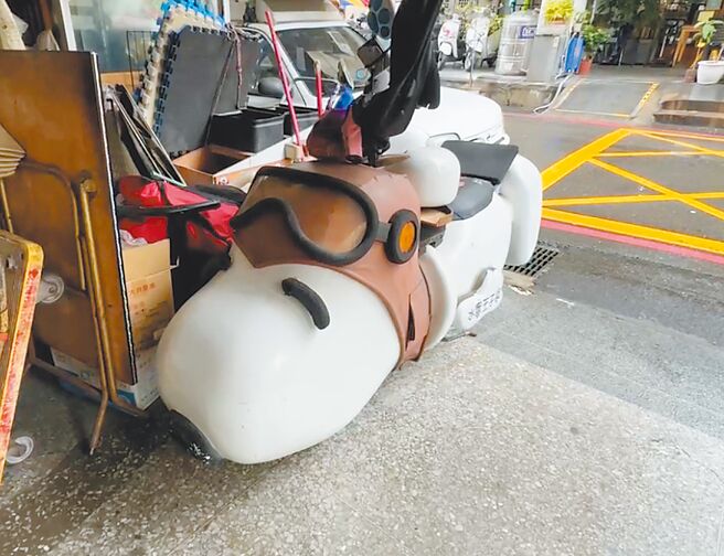 台中市一名水电行业者将机车改装成史努比造型。（民眾提供／宝智华台中传真）