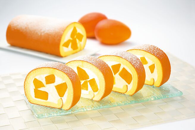 「新鲜芒果生乳卷」拿整颗LV级爱文芒果入馅，搭配清爽的北海道奶霜，堪称长年不败款。（亚尼克提供）