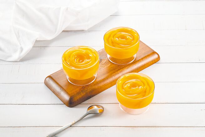 全新商品「花漾芒果冻」，层层堆迭的新鲜芒果花瓣绽放在沁凉果冻中，酸甜美味。（亚尼克提供）