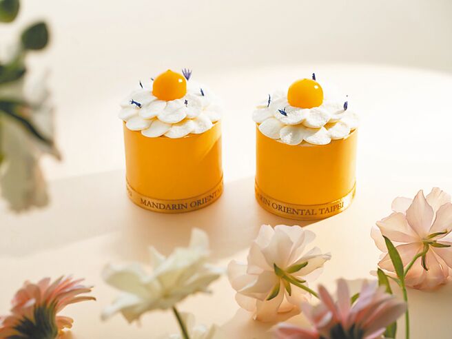 「恋恋芒果」蕴藏着柚子芒果奶油馅与新鲜芒果果丁，顶部点缀黄澄果粒，洋溢着盛夏果香与淡雅茶香。（台北文华东方酒店提供）