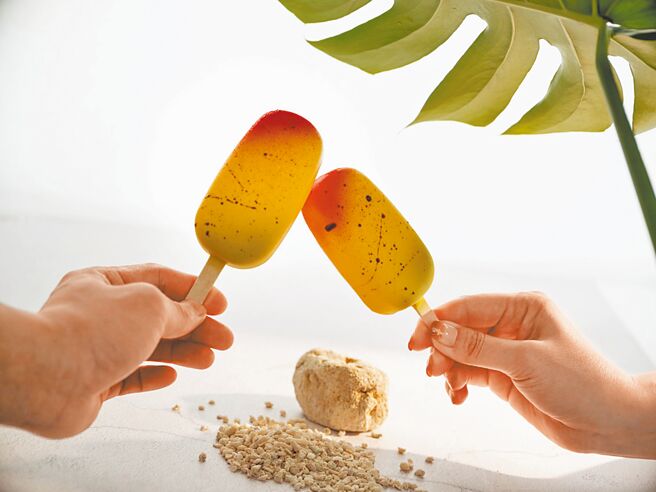 主厨以白巧克力脆饼搭细腻的芒果优格慕斯，内蕴以柚子焦糖与榛果海绵蛋糕的缤纷香气，为「芒果冰棒」赋予新颖的口感。（台北文华东方酒店提供）