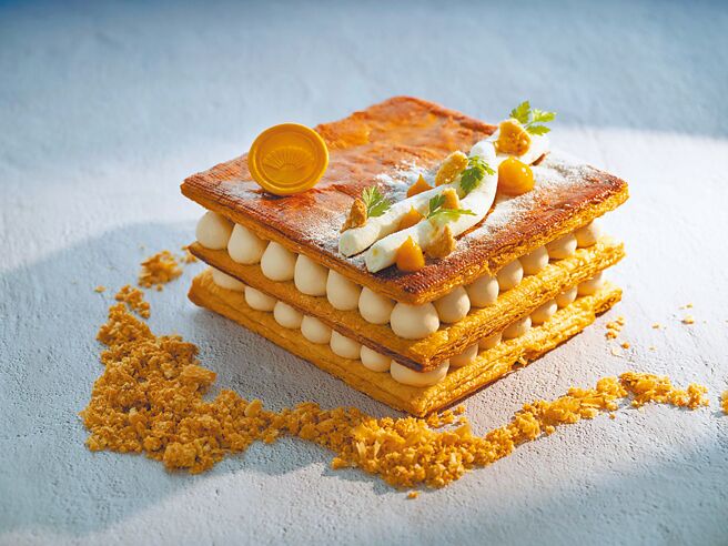 「芒果千层酥」结合了法式经典甜点的精髓与主厨的精巧构思，芒果的鲜果香韵完美映衬巧克力的醇苦香气。（台北文华东方酒店提供）