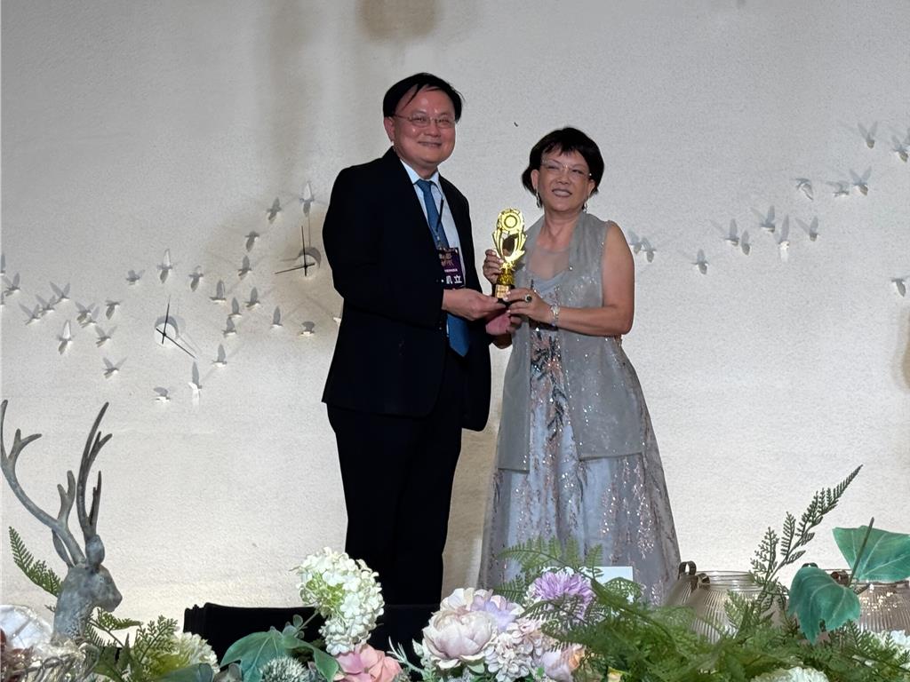 台中市東海大學高階經營管理碩士班（EMBA）14日舉行畢業送舊典禮，東海大學管理學院院長王凱立（左）16日表示，於國家劇院舉辦送舊儀式，結合劇場美學與教育價值，是一場富有創意與深刻意義的人文盛典。（東海大學提供）