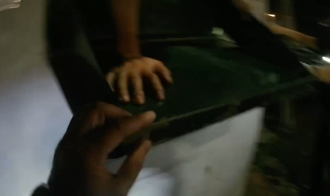 夜半驚魂！男路邊抽菸身旁舊衣回收箱「爬出男貞子」  嚇到魂都飛了