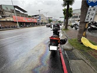 遊覽車漏油害騎士慘摔 警將開罰駕駛最高3600元