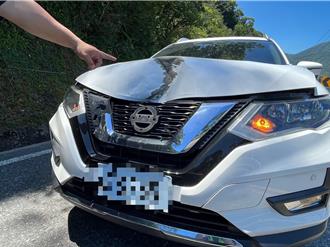 蘇花公路險象環生 籃球大落石擊毀車頭又爆胎