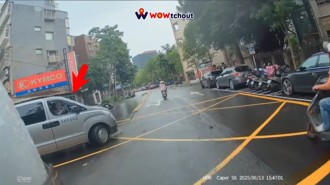 騎士遭葬儀社鳴警笛！ 還用擴音器不斷「道德勸說」