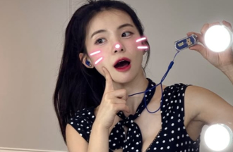 李多慧飛機艙內低胸熱舞太辣！影片衝破10萬讚「別再扭會亂流」