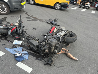 板橋嚴重車禍！大重機對撞自小客斷成兩截 騎士骨折送醫