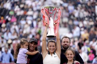 女王草地網賽》37歲「二寶媽」奪冠 25年來最年長WTA冠軍