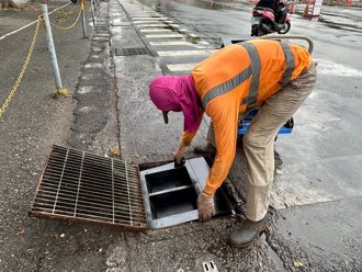 菸蒂恶臭掰掰！台南花园夜市装防挡板改善水沟问题