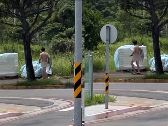 不只无印良品有巨人！淡水惊见雨伞裸男 里长急喊：看到直接报警
