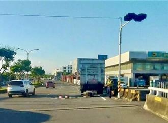 草屯驚傳死亡車禍！75歲翁騎機車直撞貨櫃車 送醫不治