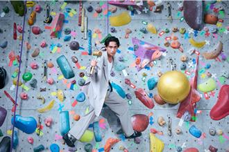金曲36》柏霖西装攀岩挑战极限 入围「最佳男歌手」拚到底