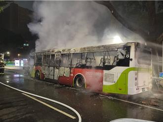 敦化北路公車電池故障起火！ 駕駛即刻疏散7名乘客