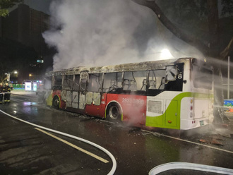 影》北市电动公车突爆炸起火！ 7乘客急下车 北市府宣布同型车停驶
