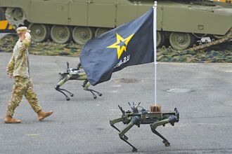 美閱兵 無人戰車、機械狗成亮點