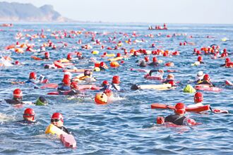 基隆 外木山2060位選手 破浪泳渡