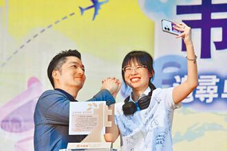 市长奖青春现场 放马过来 蒋万安与学生 玩十指紧扣