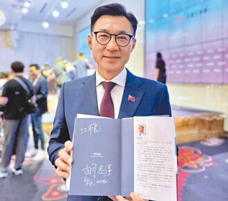 2026蓝营接班人 胡志强赠书藏玄机