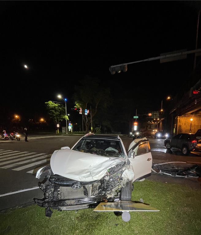 7旬男左轉沒在看撞上直行車，路邊方向引導牌倒下成意外受害者。（警方提供／任義宇高雄傳真）