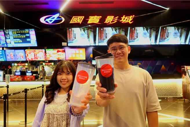 歡迎民眾來影城使用「新北Ucup」循環杯，一同響應不塑消費行為。（新北市環保提供）