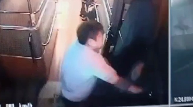 雙方在公車上大打出手。(翻攝畫面)