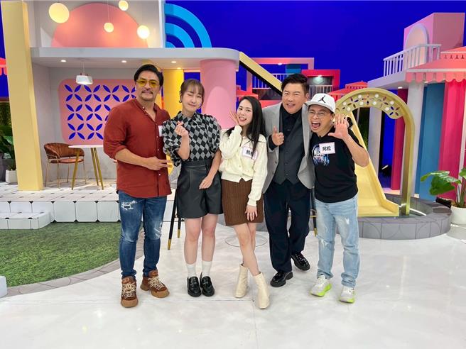 夢多（左起）、巴鈺、熊熊、曾國城、阿松一同合影。（緯來提供）