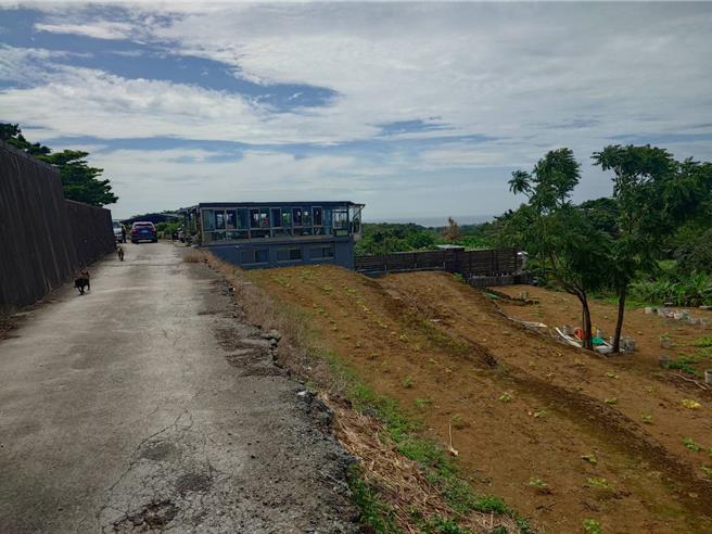 蔡姓老翁被發現倒臥農地無呼吸心跳，送醫急救後仍宣告不治。（淡水警分局提供）