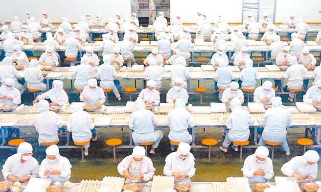 老牌食品厂积极整合上中下游，打造一条龙产销布局。图／新华社