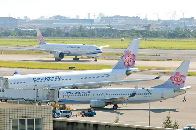 4月华航1颗引擎故障折返，因公司监控作业有缺失，民航局将于评议后裁处业者。新闻示意图。（本报资料照片）