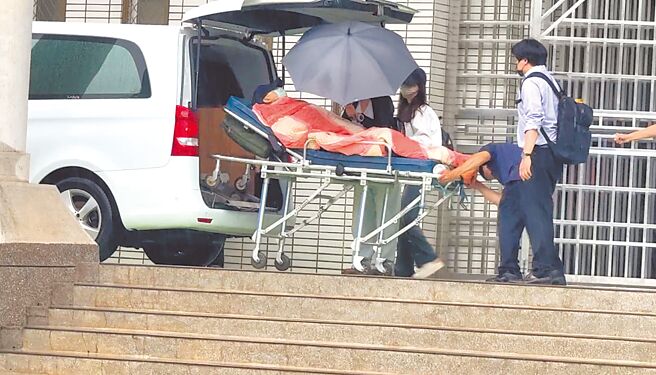 刑事局前警政监林明佐13日以1500万元交保，躺在担架床上离开看守所。（本报资料照片）