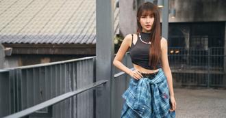 直擊》男友貼心撐「一支小雨傘」　張若凡被拍臀狂放閃