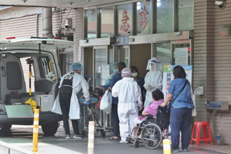 北市女學生「會考考場吐血」背後原因超感人 醫助她病房內考試