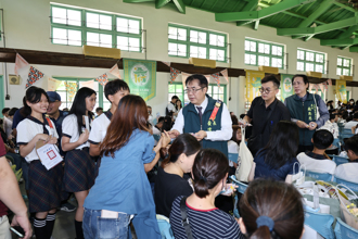 黃偉哲出席國中小畢業典禮大展「獨特Style」   家長笑：像在跨年也像在餵魚