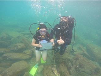 影》基隆中華國小畢業生潛入海底 親手「撈」畢業證書