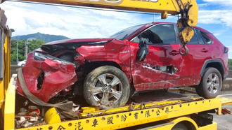 國3雲林段自撞事故！疑「雨天打滑」猛撞護欄 駕駛送醫