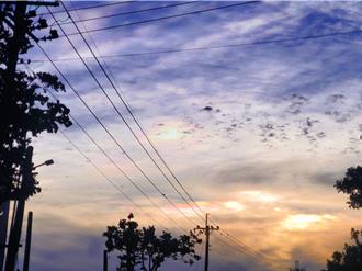 七彩云现斗六天际 专家揭原理：一年难得一见