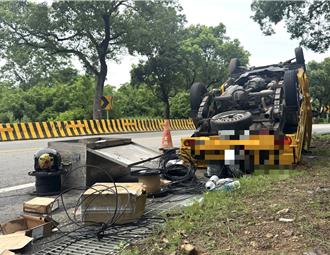 金門中華電信外包商工程車翻覆！前擋風玻璃碎裂　奇蹟無人傷