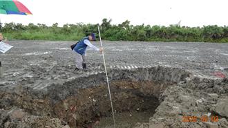 屏東前議員非法回填營建廢棄物逾2萬立方公尺遭收押　連魚塭也慘遭填平